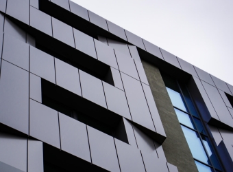 THE POWER OF ALUMINUM IN MODERN CONSTRUCTION THE POWER OF ALUMINUM IN MODERN CONSTRUCTION